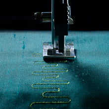 Charger l&#39;image dans la galerie, PFAFF expression 715
